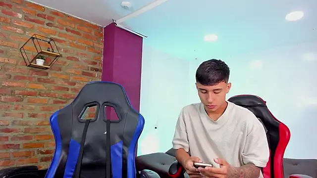 HotThreesoome online show from 04-14-26, 01:17