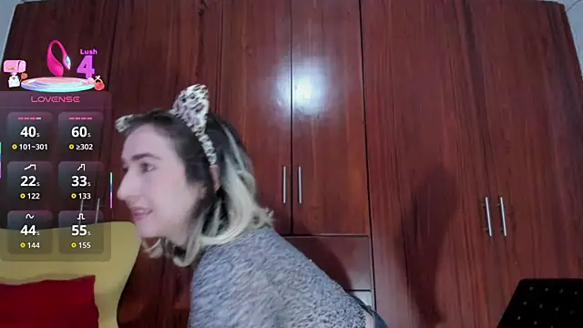 Snapshot of carly_grasso chatting on 10-31-25, 09:32 carly grasso online show from 10-31-25, 09:32