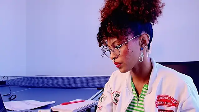 Snapshot of NaomiClay chatting on 05-09-26, 12:32 NaomiClay online show from 05-09-26, 12:32