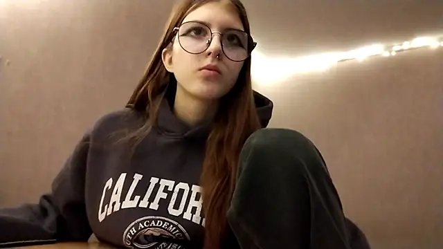 Snapshot of VictorinaMccorey chatting on 12-22-25, 04:15 VictorinaMccorey online show from 12-22-25, 04:15