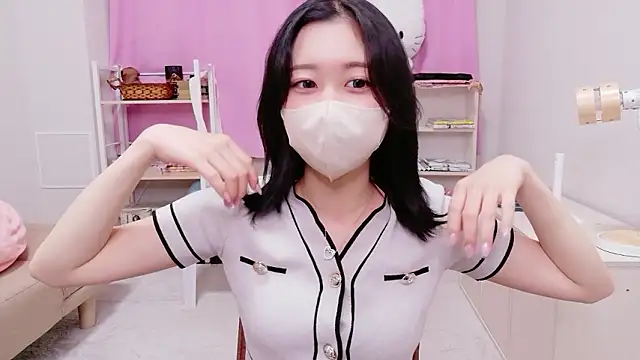 Snapshot of Ms-KARINA chatting on 05-05-26, 10:34 Ms-KARINA online show from 05-05-26, 10:34