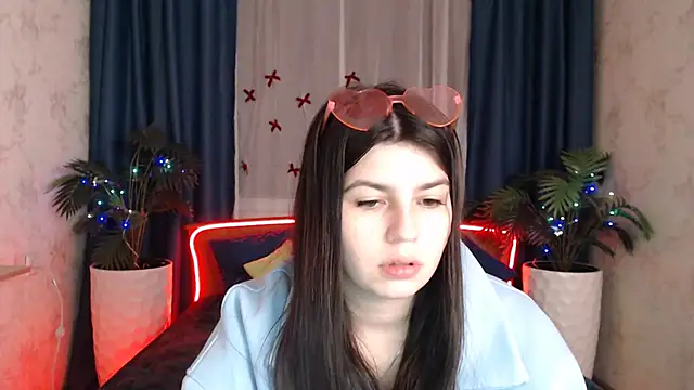 KisaModel online show from 12-20-25, 01:18