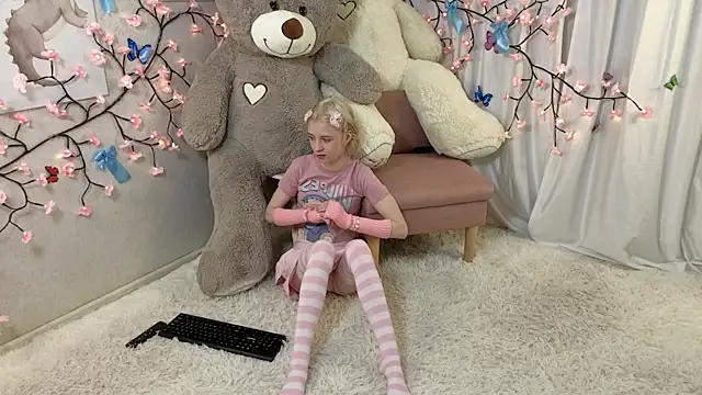 Snapshot of ViollaBloom chatting on 12-22-25, 02:41 ViollaBloom online show from 12-22-25, 02:41