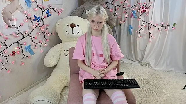 Snapshot of ViollaBloom chatting on 01-12-26, 01:33 ViollaBloom online show from 01-12-26, 01:33