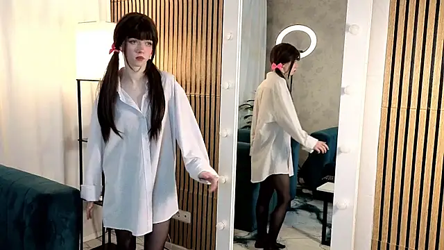 Snapshot of ViollaBloom chatting on 02-15-26, 11:12 ViollaBloom online show from 02-15-26, 11:12