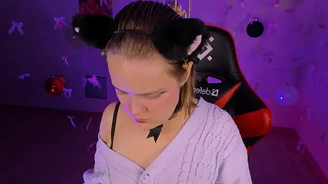 Snapshot of madeline_doll chatting on 12-19-25, 11:23 madeline doll online show from 12-19-25, 11:23