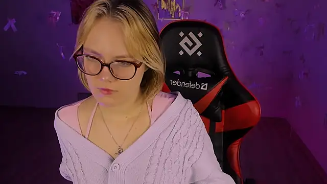 Snapshot of madeline_doll chatting on 02-20-26, 04:31 madeline doll online show from 02-20-26, 04:31