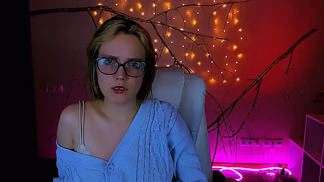 Snapshot of madeline_doll chatting on 02-26-26, 08:30 madeline doll online show from 02-26-26, 08:30