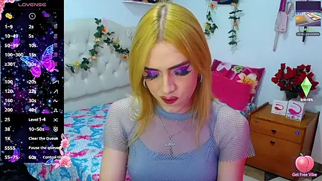 Snapshot of golden_girl01 chatting on 01-17-26, 05:27 golden girl01 online show from 01-17-26, 05:27