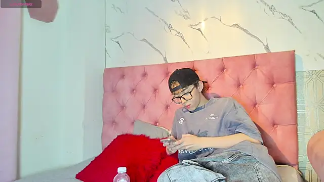 Snapshot of double_temptation2 chatting on 12-17-25, 08:59 double temptation2 online show from 12-17-25, 08:59