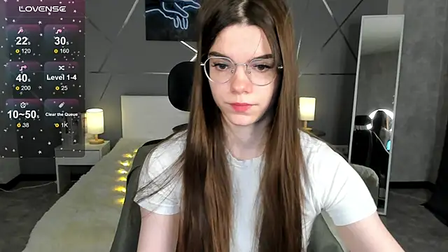 miss  evelyne online show from 12-18-25, 01:33