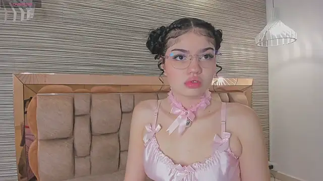 Snapshot of chloe_cortez chatting on 06-16-26, 10:40 chloe cortez online show from 06-16-26, 10:40