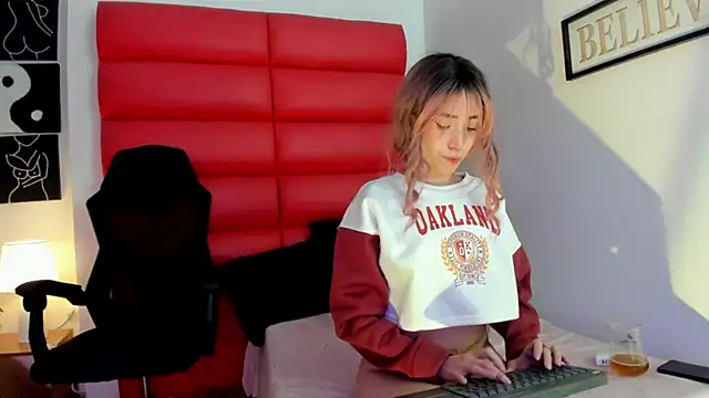 Snapshot of Oliviamonroex18 chatting on 01-08-26, 10:45 Oliviamonroex18 online show from 01-08-26, 10:45