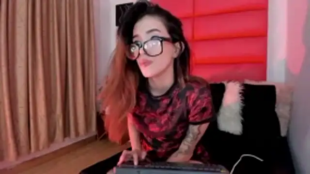 Snapshot of Oliviamonroex18 chatting on 02-20-26, 09:04 Oliviamonroex18 online show from 02-20-26, 09:04