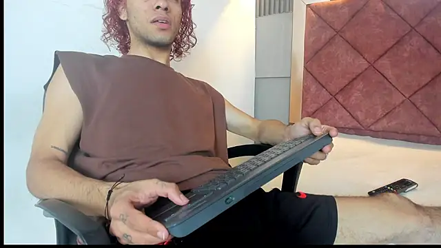 TAYSON SCOTT online show from 12-18-25, 01:39