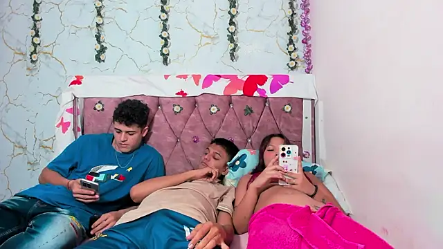 Trio Hot 77 online show from 12-21-25, 03:08