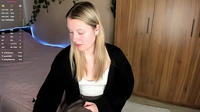 SkyeDavis online show from 03-26-26, 01:06