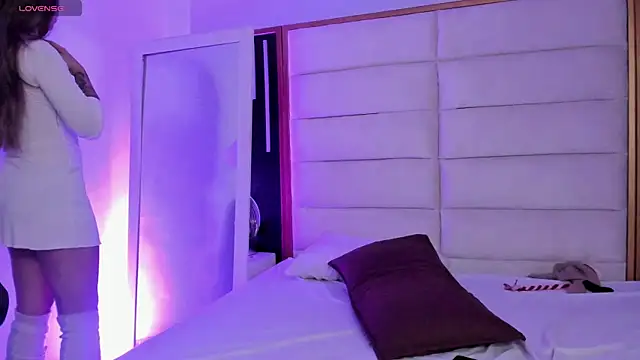 Snapshot of JuliMonroe19 chatting on 02-13-26, 01:07 JuliMonroe19 online show from 02-13-26, 01:07