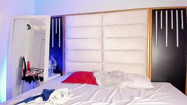 Snapshot of JuliMonroe19 chatting on 02-20-26, 01:11 JuliMonroe19 online show from 02-20-26, 01:11