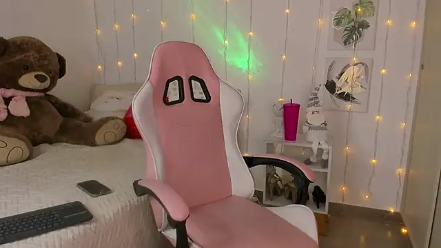 Snapshot of Lily_Hiill7 chatting on 01-05-26, 06:33 Lily Hiill7 online show from 01-05-26, 06:33