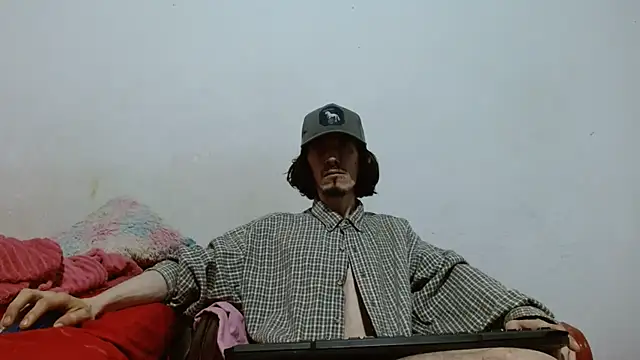 Snapshot of sk8-boy chatting on 07-11-26, 12:57 sk8-boy online show from 07-11-26, 12:57