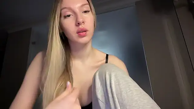 Snapshot of blondinkaa chatting on 04-10-26, 06:56 blondinkaa online show from 04-10-26, 06:56
