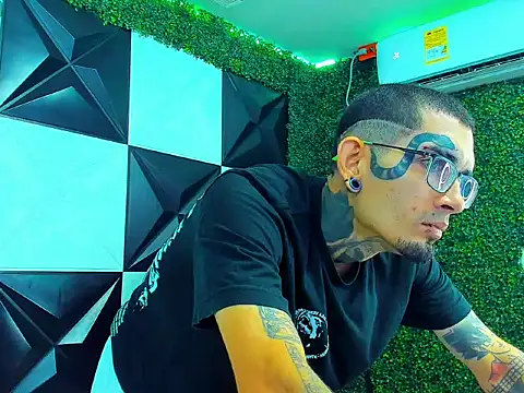 Boy tatto77 online show from 04-15-26, 09:48