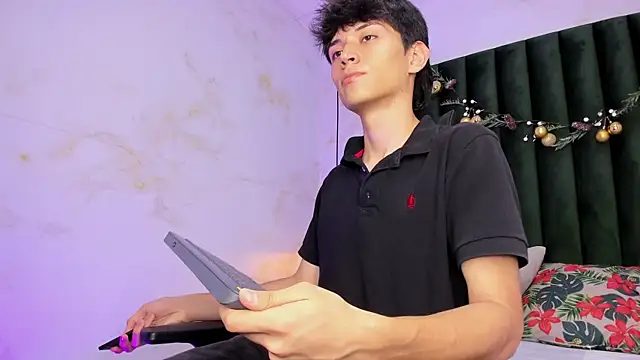 Aron valverde online show from 12-19-25, 01:56