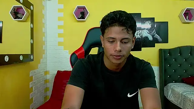 Snapshot of andrew_myersx chatting on 01-06-26, 02:48 andrew myersx online show from 01-06-26, 02:48