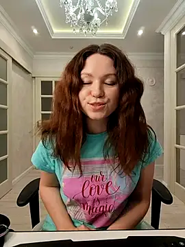 Snapshot of LondonMiley chatting on 12-22-25, 07:00 LondonMiley online show from 12-22-25, 07:00