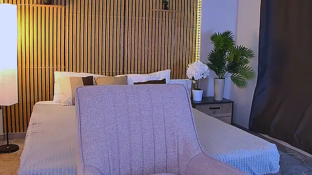 EmeraldGlow online show from 04-18-26, 07:07