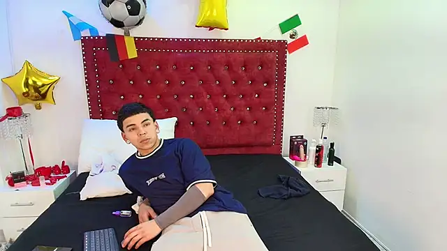 Snapshot of Jaden_and_sofia chatting on 06-30-26, 03:07 Jaden and sofia online show from 06-30-26, 03:07
