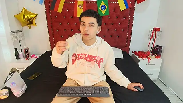 Snapshot of Jaden_and_sofia chatting on 07-09-26, 02:59 Jaden and sofia online show from 07-09-26, 02:59