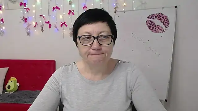 Snapshot of EmilyL0ve chatting on 04-19-26, 05:18 EmilyL0ve online show from 04-19-26, 05:18