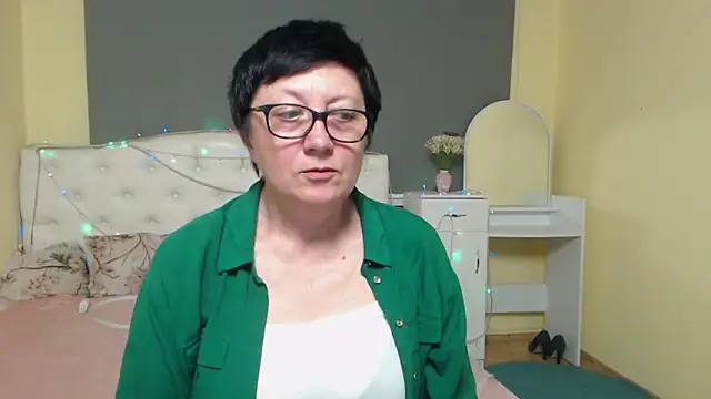 Snapshot of EmilyL0ve chatting on 05-04-26, 05:53 EmilyL0ve online show from 05-04-26, 05:53