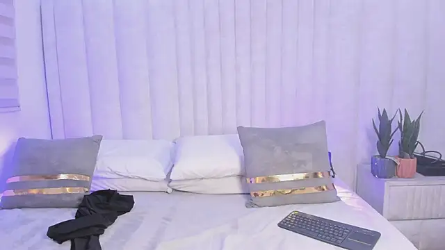 Snapshot of nicol_moons chatting on 02-13-26, 04:19 nicol moons online show from 02-13-26, 04:19