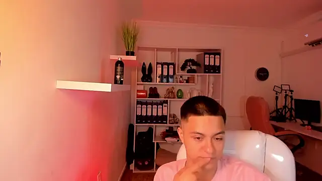 Snapshot of RicciRizzo chatting on 05-30-26, 12:24 RicciRizzo online show from 05-30-26, 12:24