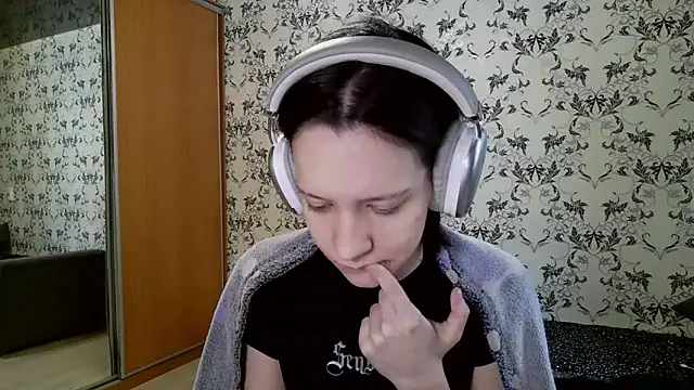 LxayBloom online show from 03-12-26, 06:19