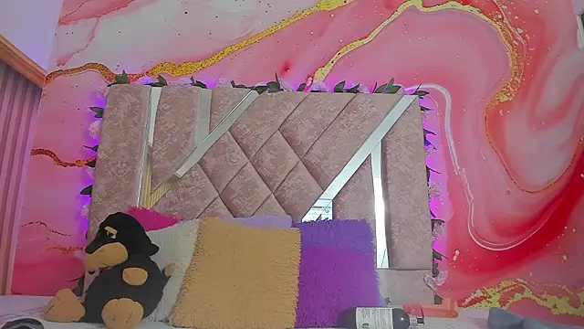 Snapshot of emily_velvet__ chatting on 02-16-26, 06:04 emily velvet online show from 02-16-26, 06:04