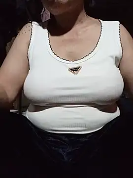 Snapshot of Agnes-baby chatting on 06-20-26, 12:30 Agnes-baby online show from 06-20-26, 12:30