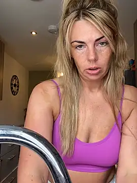 Snapshot of Scarlett_the_girlnextdoor chatting on 05-19-26, 01:17 Scarlett the girlnextdoor online show from 05-19-26, 01:17