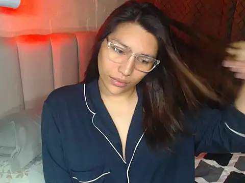 Snapshot of HeatWithHolly chatting on 02-05-26, 12:21 HeatWithHolly online show from 02-05-26, 12:21