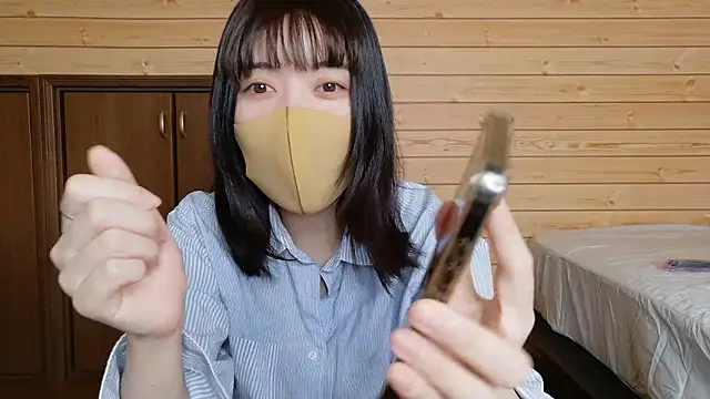 Snapshot of minami_room chatting on 06-25-26, 05:34 minami room online show from 06-25-26, 05:34