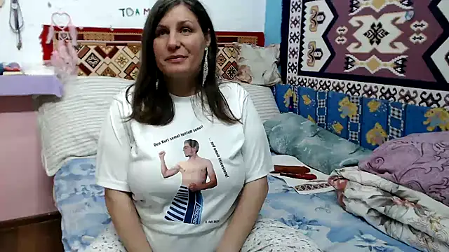 Snapshot of Adelinemilf chatting on 04-29-26, 01:48 Adelinemilf online show from 04-29-26, 01:48