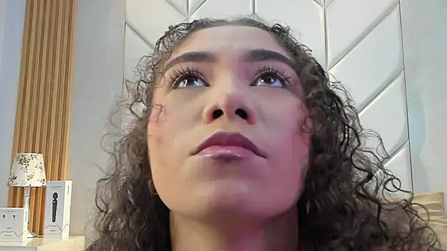 Snapshot of CamilaCastillo chatting on 05-12-26, 03:31 CamilaCastillo online show from 05-12-26, 03:31