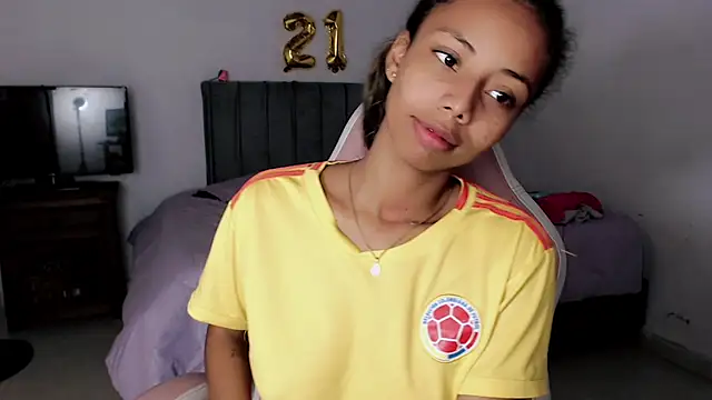 Snapshot of linda_brown_ chatting on 06-17-26, 12:18 linda brown online show from 06-17-26, 12:18