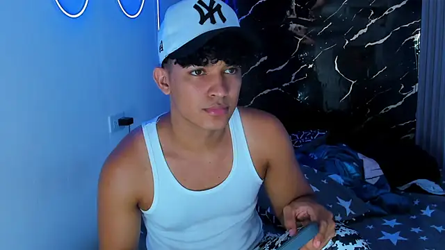 Snapshot of jamescurly00 chatting on 01-06-26, 10:01 jamescurly00 online show from 01-06-26, 10:01