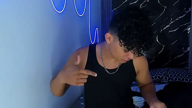 Snapshot of jamescurly00 chatting on 01-08-26, 11:07 jamescurly00 online show from 01-08-26, 11:07