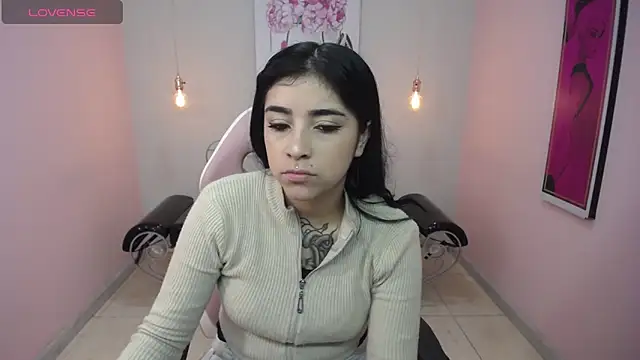 Snapshot of Adri_gomez_x chatting on 04-18-26, 11:03 Adri gomez x online show from 04-18-26, 11:03