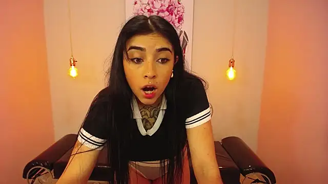 Snapshot of Adri_gomez_x chatting on 04-25-26, 01:14 Adri gomez x online show from 04-25-26, 01:14